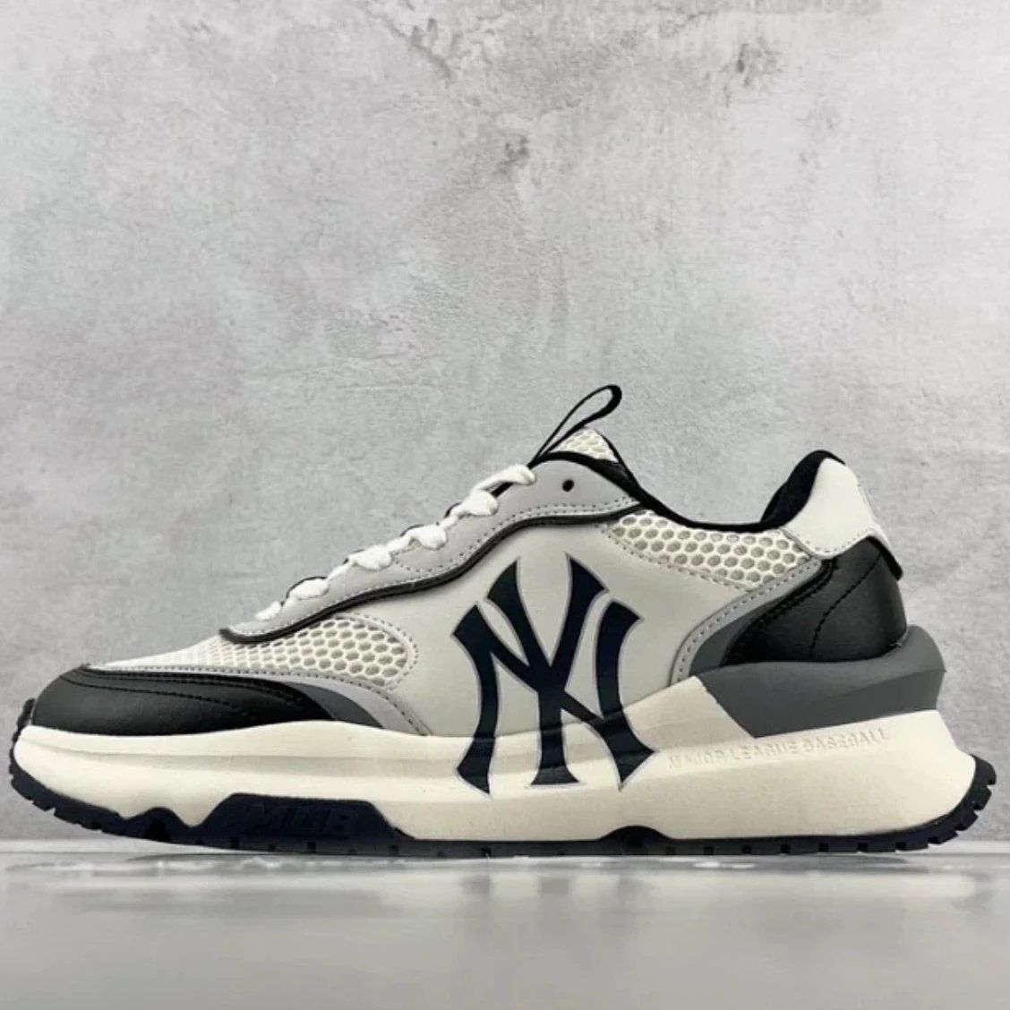MLB New York Yankees Black Logo Sneakers